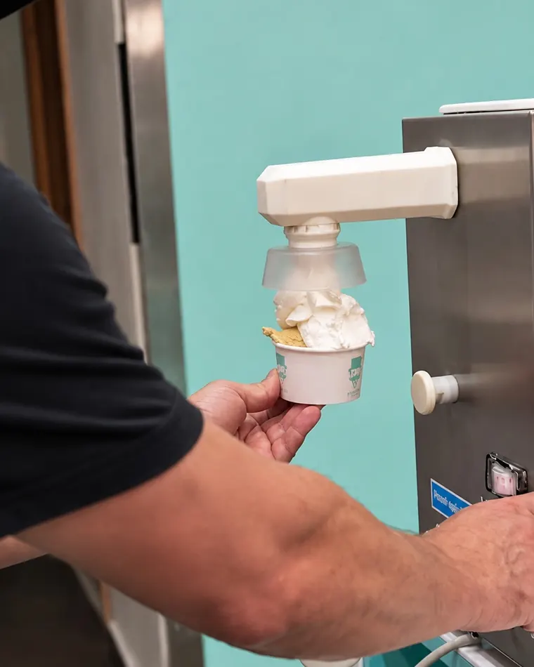 Una coppetta riempita alla macchina del self service, sulla parete Tiffany
