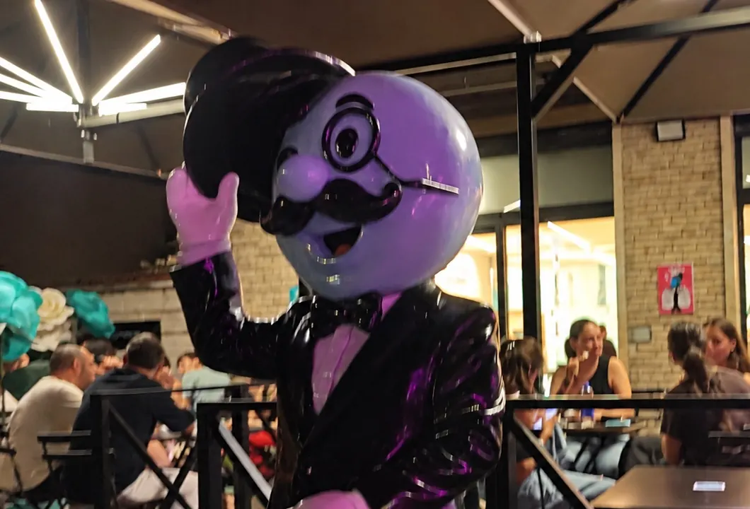 Il dehors la sera, con la statua del Conte illuminata di viola