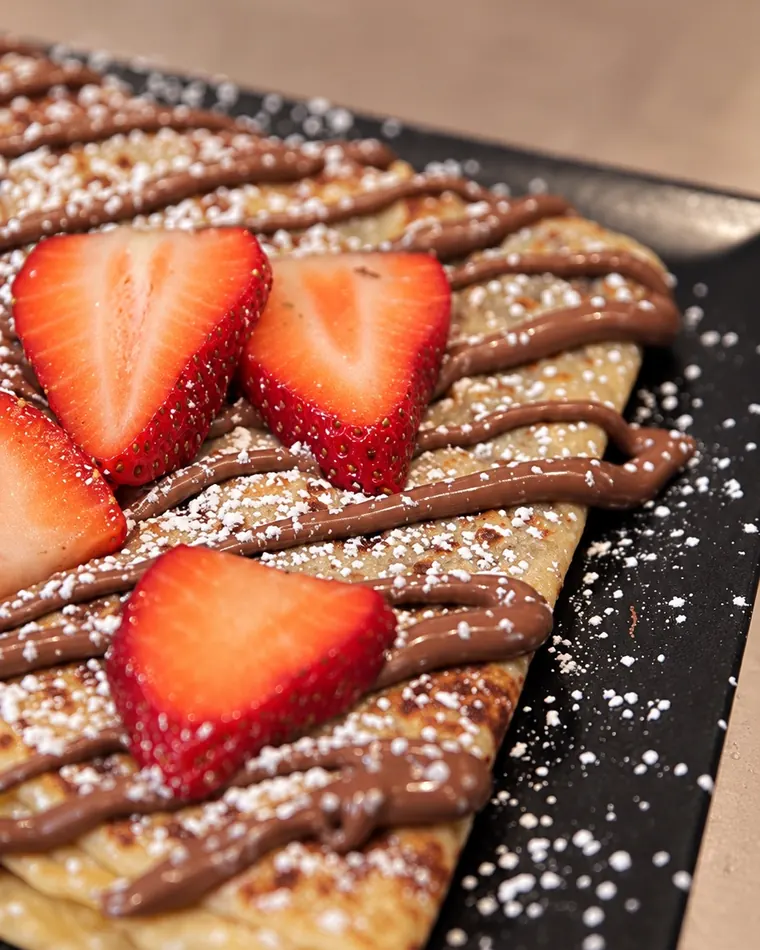 Crêpe con Nutella, fragole e zucchero a velo
