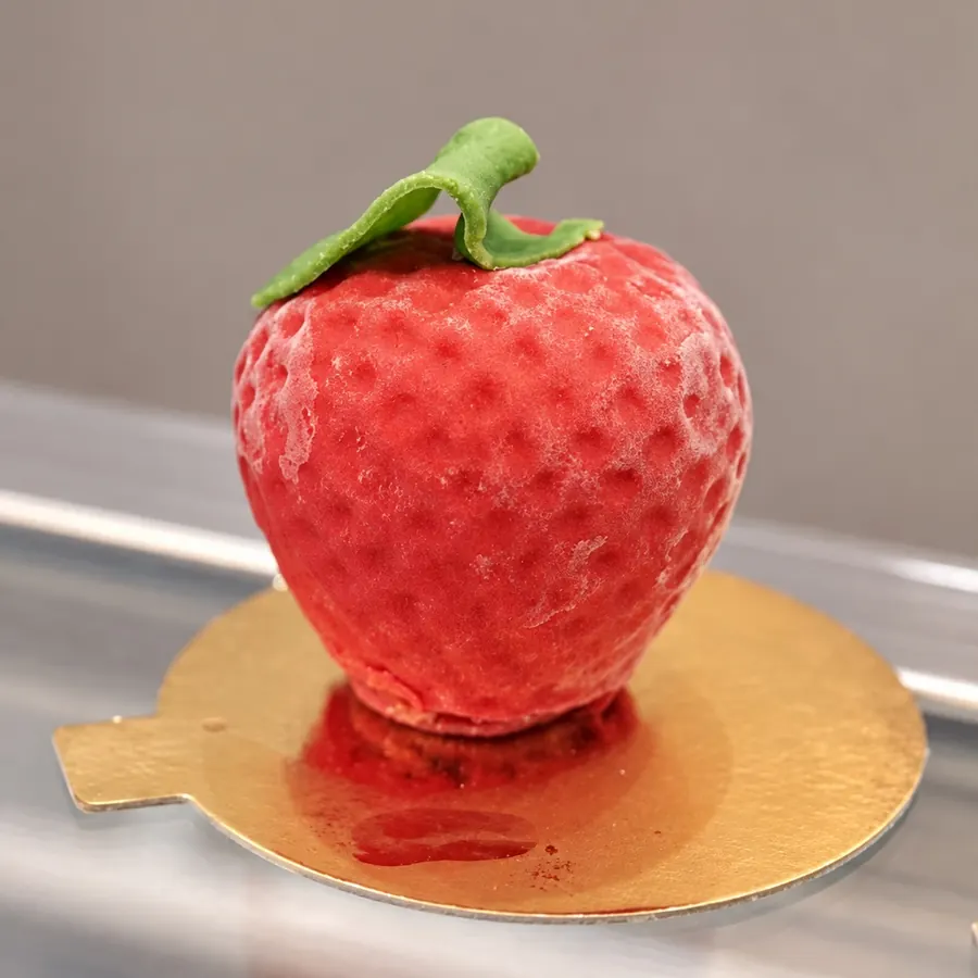 Frutta realistica: una fragola di gelato, sul disco dorato