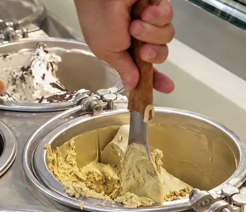 Gelato al pistacchio preso con la paletta dal pozzetto