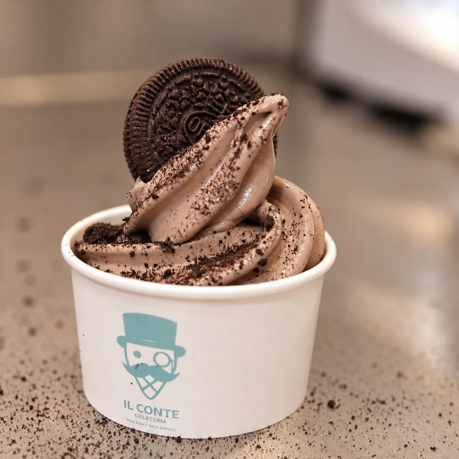 Coppetta di gelato con marshmallow, perle di cioccolato e creme