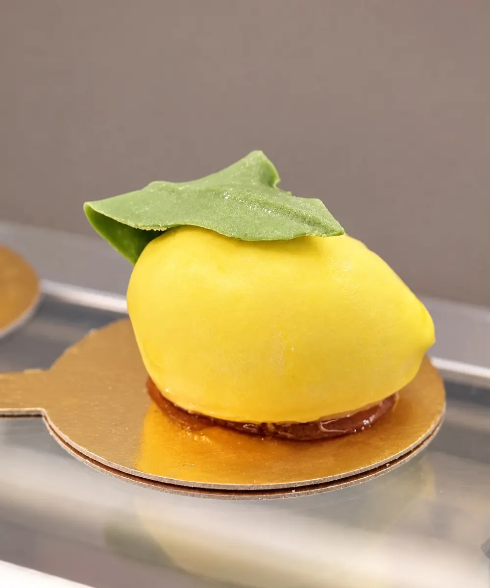 Frutta realistica: un limone di gelato, sul disco dorato