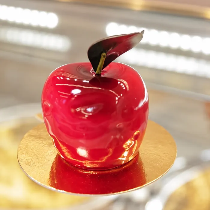 Frutta realistica: una mela rossa di gelato