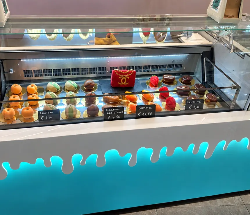 La vetrina con la frutta realistica e una borsetta rossa di gelato, trapuntata, con la catenella